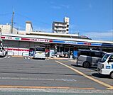 ローソンアカカベ西鴻池町二丁目店まで659m、薬局隣接。イートインもあります