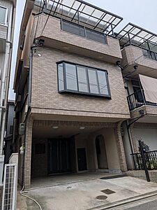 外観:ガレージは2台横並びに駐車可能です!!ご家族の多い方にも最適な敷地の広さです。バイク・自転車も駐輪可能ですね 外観:ガレージは2台横並びに駐車可能です!!ご家族の多い方にも最適な敷地の広さです。バイク・自転車も駐輪可能ですね