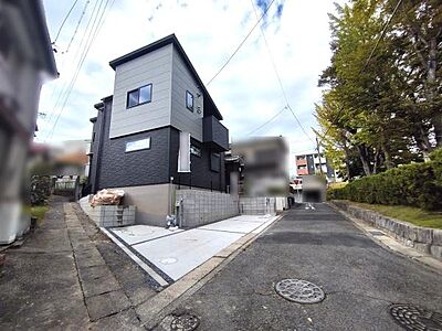 外観:現地と前面道路 外観:現地と前面道路