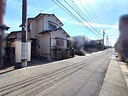 現地と前面道路(建物解体前)