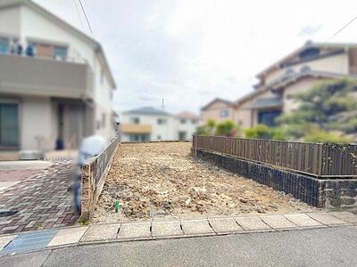 外観:現地と前面道路 外観:現地と前面道路