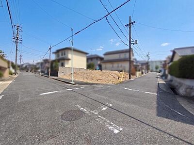 外観:現地と前面道路 外観:現地と前面道路