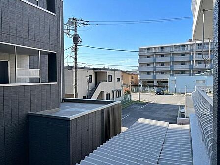 建物の合間から広がる現地からの眺望です。都市的な景観が特徴的な眺望になっています。