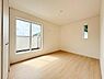 寝室：ナチュラルなフローリングが特徴の寝室です。大きな窓からはしっかりとした採光があり明るい雰囲気です。シンプルな内装でインテリアが合わせやすい空間です。小窓もあり通風も良好です。