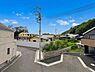 その他：窓から広がる現地からの眺望は周囲の住宅や緑が調和した開放的な景色です。青空とともに見える住宅街の街並みが目を引きます。道路も広く周辺には植物の緑が広がっています。角地の位置も分かりやすい眺めです。