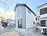 その他：シンプルな外観デザインが特徴的な戸建住宅です。二面の採光が期待できる角地に位置しています。モダンな色使いと直線的なフォルムが印象的です。周囲は閑静な住宅街ですので落ち着いた雰囲気です。