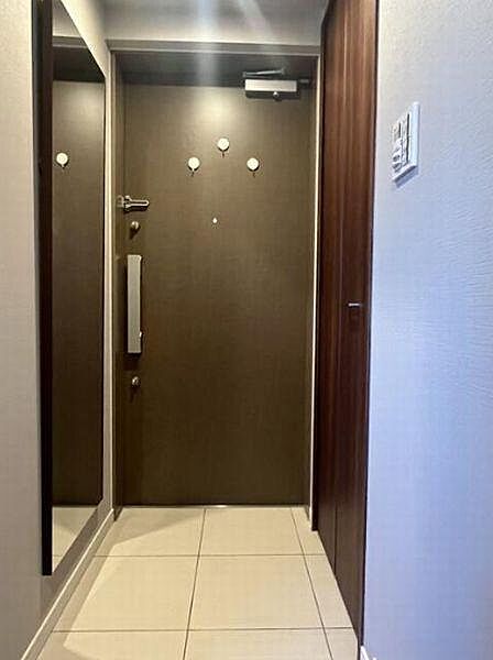 玄関にはシューズクロークが備わっています。ご家族の靴はもちろん、外で使用する雨具や傘、マスクなど小物類の収納場所としても便利に使えます。