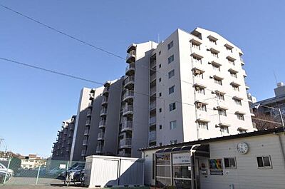 外観：大切なペットと暮らせるマンションです（細則有）。複数路線利用可能の立地。駐車場専用使用権付。総戸数337戸の大規模コミュニティ。小、中学校徒歩4分圏内の安心の子育て環境です。