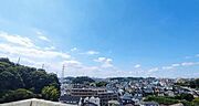 現地からの眺望～7階部分につき眺望良好。前面に高層建築物がなく、遠くまで視線が抜け開放感のある眺望を楽しめます。日中の明るさはもちろん、夕焼けや雲の動きなど、日常の中で空の表情を楽しむことができます。