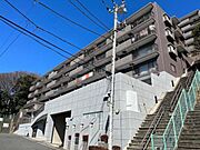 相鉄線「和田町」駅徒歩8分の立地。たっぷりの陽光と爽やかな風を感じていただける開放感あふれる角部屋。家庭菜園や読書等を楽しめる6平米のルーフバルコニー付です。