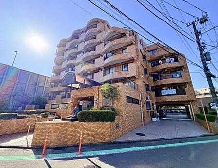 JR各線「横浜」駅徒歩17分!高台の閑静な住宅街に立地。マンションエントランスには防犯対策につながる「オートロック」を採用しています。