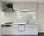 キッチン：手元に大きな窓があるため、日中は電気をつけなくても明るく爽やかな気分でお料理ができます。気になる調理後の臭いや煙の換気もスムーズです。