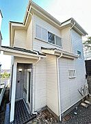 穏やかな住宅地が広がる第1種低層住居専用地域内。2路線利用可能の立地。前面道路は7ｍのゆとりがあり毎日のお車の出し入れもラクラクです。