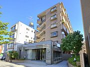 ブルーライン「片倉町」駅徒歩6分の好立地。建物全体が温かみのある茶系のタイルで仕上げられた、落ち着きと重厚感のあるデザインです。