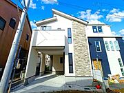 周辺は大通りから一本中に入った静かな住環境。周囲に高いマンションやビルもなく空が広く見える立地です。3路線3駅利用可能の利便性が魅力です。
