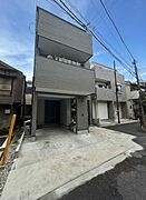 令和6年7月築の築浅戸建。駐車2台可能です（車種による）。凹凸を抑えた箱型のフォルムは、現代の住宅街に馴染みやすく、飽きがこないタイムレスな美しさがあります。