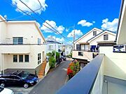 周囲に高い建物がなく、視界が大きく開けています。向かいの家々の屋根越しに空が広く見渡せるため、都心近郊の住宅街にありながら圧迫感を感じさせません。