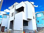 白を基調としたフラットな外壁材が採用されており、明るく清潔感のある印象を与えています。「神の木公園」徒歩1分、豊かな緑や四季折々の花を楽しめる環境です。