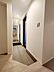 玄関：モダンな大型タイル土間×光が差し込むスリットドア仕様の玄関。玄関の奥には、天井までたっぷりしまえる大容量のシューズボックスを完備しています。