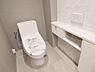 トイレ：壁面に横幅のあるカウンターが設置されており、その下が収納スペースになっています。トイレットペーパーのストックや掃除用具を隠して収納できるため、スッキリとした状態を保てます。