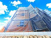 周囲に高い建物が隣接していないため開放感良好。2階のLDKには明るい陽光が差し込みます。