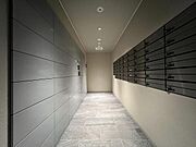 留守時に荷物を受け取れる宅配ボックス付～外出中に届いた荷物を預かり、24時間いつでも都合の良いときに取り出すことができるので便利です。