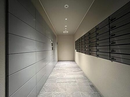 留守時に荷物を受け取れる宅配ボックス付~外出中に届いた荷物を預かり、24時間いつでも都合の良いときに取り出すことができるので便利です。
