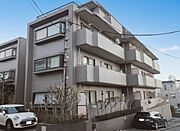 3路線利用可能の利便性良好な立地。重厚感のあるタイルが使用されており、年月を経ても風合いが損なわれにくい素材感です。建物が敷地に対して余裕を持って配置されており、隣接建物との距離も確保されています。