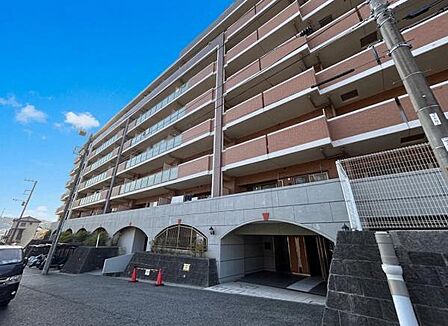 3駅利用可能の便利な立地。ペット飼育可(細則有)。ブラウン系のタイル貼りと、低層部のグレーの石目調デザインのコントラストが、落ち着いた重厚な雰囲気を与えています。