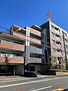 複数路線利用可能の立地。閑静な住宅街に佇む低層レジデンス、ペット飼育可能です（細則有）。ブラウンとグレーの2トーンのタイルを使い分けた現代的なデザインです。