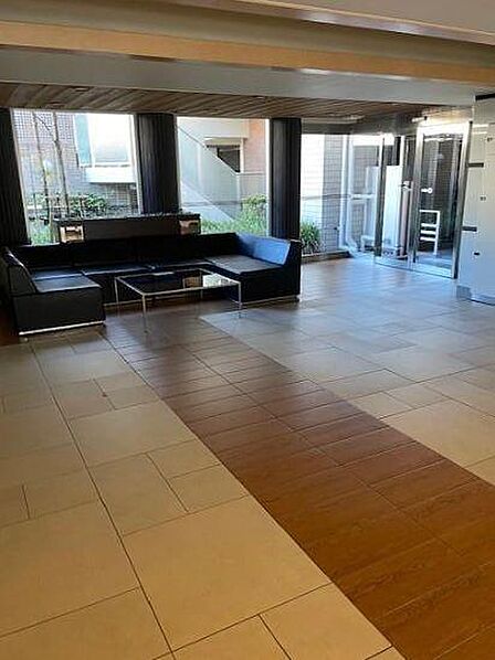 大きなL字型のソファとローテーブルが設置されており、来客時の対応や、マンション内でのちょっとした待ち合わせに便利です。