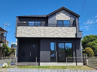 外観:駐車2台分のスペースを確保しながら、ウォークインクローゼットや各居室クローゼットで収納も充実。こだわりのアクセントクロスが住まいに豊かな表情を与えます。 外観:駐車2台分のスペースを確保しながら、ウォークインクローゼットや各居室クローゼットで収納も充実。こだわりのアクセントクロスが住まいに豊かな表情を与えます。