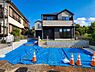 その他：前面道路からの陽当たりが良好な現地です。日差しが心地よく差し込む恵まれた環境に、駐車2台対応のゆとりある敷地です。