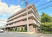目の前が公園のため、日当たりが良く、眺望も遮るものがなく抜けています。上品なブラウン系のタイル貼りを採用しており、経年変化に強く、美しさと重厚感を保ちやすいデザインです。