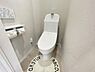 トイレ：白を基調とした清潔感あふれるトイレです。スマートフォンなどの小物を一時的に置くのに便利な、棚付きの2連式ペーパーホルダーを設置しています。