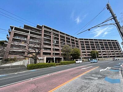 外観:ペット飼育可(細則有)。前面道路が広く整備されており、建物との間に十分なゆとりがあるため、圧迫感がなく、陽当りや通風、開放感に恵まれた住環境です。 外観:ペット飼育可(細則有)。前面道路が広く整備されており、建物との間に十分なゆとりがあるため、圧迫感がなく、陽当りや通風、開放感に恵まれた住環境です。