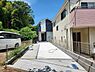 その他：道路から奥まった静かな配置により、プライバシーと落ち着きある住環境を実現した住まい。ゆとりあるアプローチ兼カースペースの先には、豊かな緑を背に佇むスタイリッシュなモダン邸宅が広がります。
