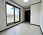 洋室：窓からたっぷりと自然光が差し込む、爽やかなお部屋です。バルコニーに直接出ることができ、お洗濯干しもスムーズ。白い床と壁が部屋全体を広く見せ、ダークカラーの建具が空間を引き締めるモダンなデザインです。