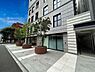 その他：建物の足元には美しく整備された舗装が施され、色鮮やかなシンボルツリーをはじめとする植栽が、住まう人を瑞々しく優雅に迎え入れます。