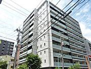 ペット飼育可（細則有）。2024年8月築の築浅マンション。白や明るいグレーを基調とした、スタイリッシュで清涼感のある外観タイルが都会的な美しさを演出します。