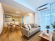 木のぬくもりを感じるナチュラルモダンな住空間。リビングを中心に各居室や廊下へ繋がる設計となっており、家族間のコミュニケーションが自然と生まれます。（家具・調度品はAI生成となります。）