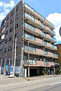 2路線利用可能の立地。ペット飼育可能（細則有）。バルコニーの壁面が緩やかなウェーブを描く独特のデザインになっており、単調になりがちなマンションの外観に洗練された躍動感を与えています。
