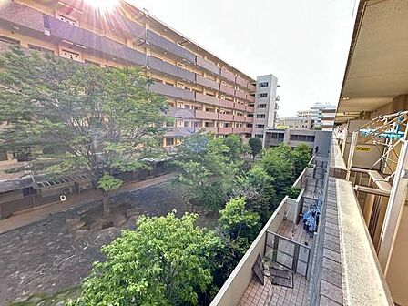 朝の澄んだ空気の中で緑を眺めながらコーヒーを飲んだり、木々の間を吹き抜ける爽やかな風をリビングに採り入れたりと、日々の暮らしに心地よいゆとりを与えてくれる眺望です。