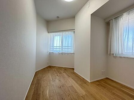 5帖の洋室〜建物のスタイリッシュな外観フォルムをそのまま内部に落とし込んだ、個性的な多角形のデザインが魅力のお部屋です。