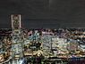 その他：スカイテラスからの眺望～みなとみらいの未来的な高層ビル群のイルミネーションと、どこまでも続く地平線の光の絨毯。高層階・好ポジションだからこそ叶う、視界を遮るもののない夜景をお楽しみいただけます。