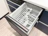 キッチン：調理後のかさばる食器や調理器具もまとめて洗える、便利なビルトイン食器洗い乾燥機を搭載しています。高温の水流と洗浄力で、手洗いでは落ちにくい油汚れもすっきりと衛生的に洗い上げます。