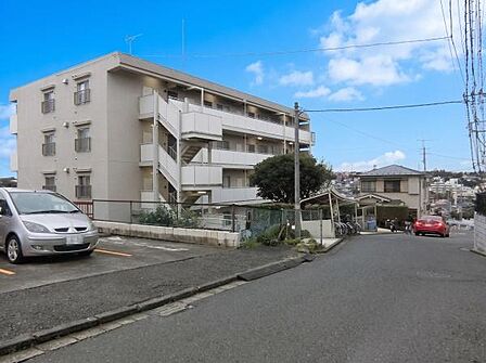 青空が広がる穏やかな住環境。見晴らしと開放感あふれる低層マンション。落ち着いた住宅街に佇みながらも、快適なライフアクセスが手に入るロケーションです。