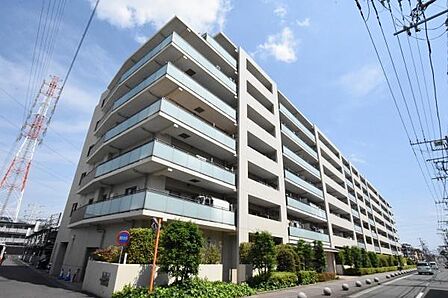 ペット飼育可(犬猫合わせて2匹まで、細則有)。すっきりと洗練されたライトグレー調の外観デザインが、青空に美しく映えるダイナミックな佇まいです。