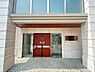 エントランス：帰宅のたびにくぐるエントランス扉は、一日の始まりと終わりをそっと見守ってくれる存在。大理石調の石張りアプローチと調和した、趣あるたたずまいが印象的な空間となっています。