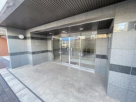 上質な石目調のタイルやシックな色調で統一されており、住まう方のステータスを高める洗練されたファサードを演出しています。